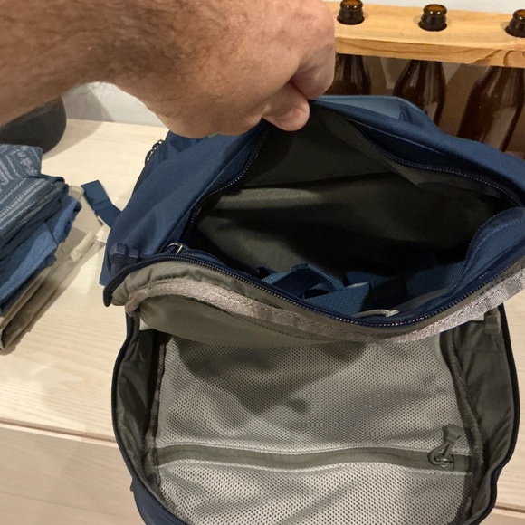 YETI NEW WITH TAGS CROSSROADS® 27L BACKPACK - Picture 9 of 12